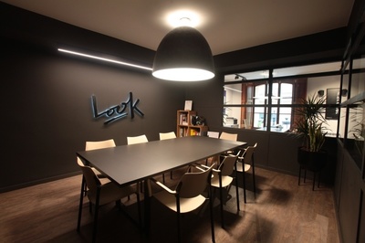 极简的黑白组合 探秘VXLAB办公空间的设计哲学与技术实践